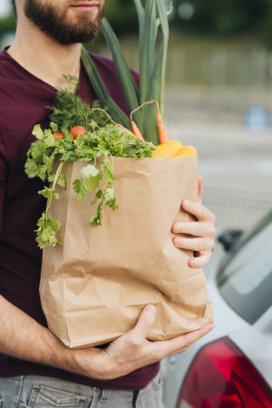 gros-plan-homme-tenant-sac-epicerie.jpg