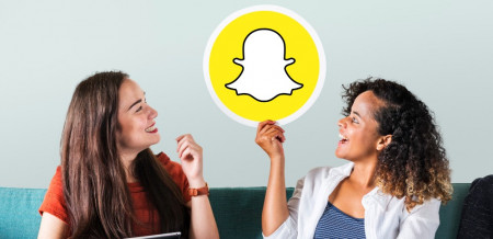 jeunes-femmes-montrant-icone-snapchat (1)
